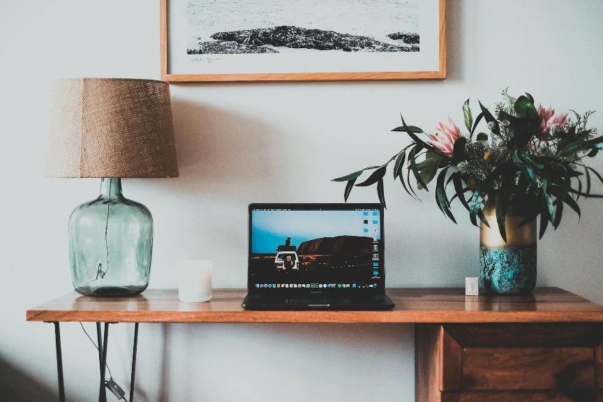 a picture showing how it looks to run a dropshipping business
