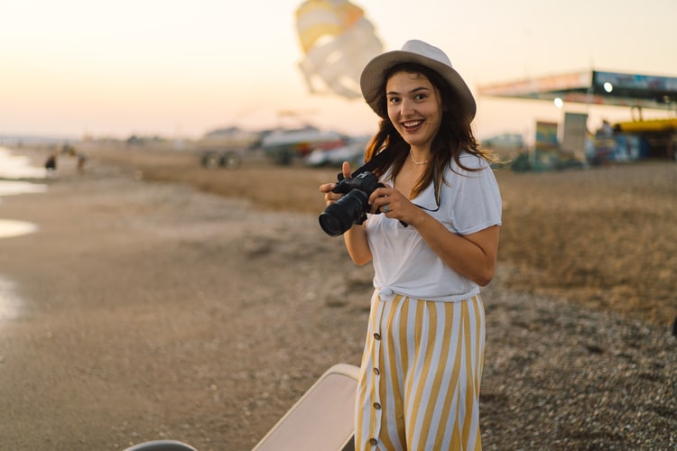 photo woman on a beach with a camera